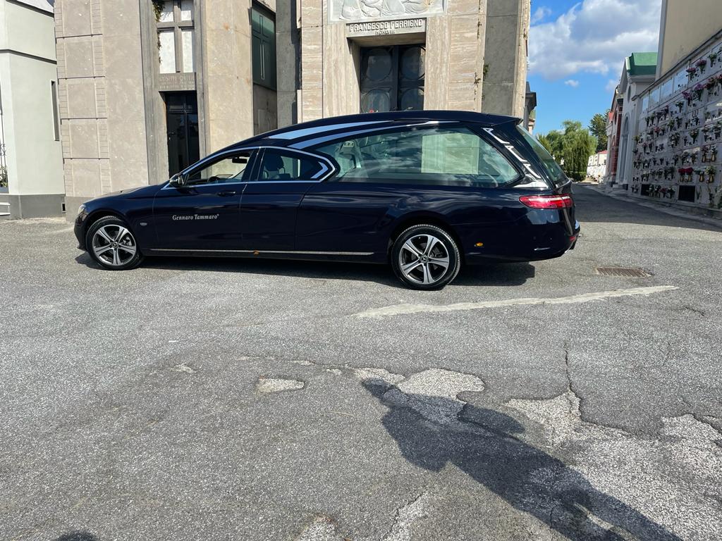 Auto funebre Mercedes blu Gennaro Tammaro Napoli