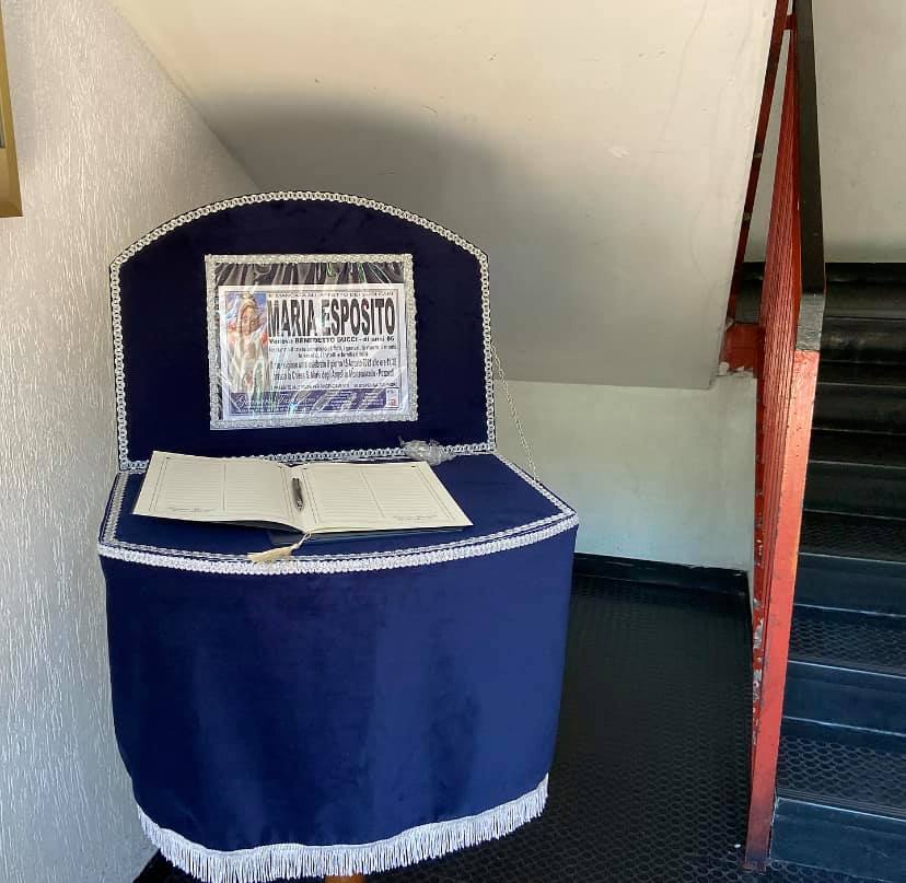 Auto funebre davanti alla chiesa di Pozzuoli