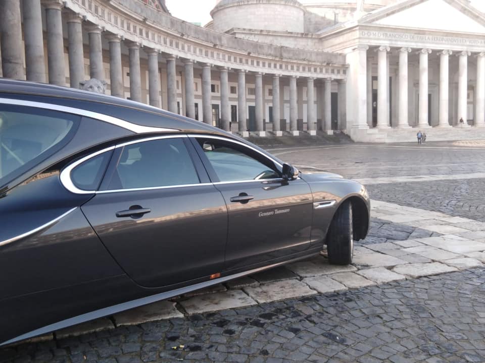 Jaguar Gennaro Tammaro in Piazza Plebiscito Napoli